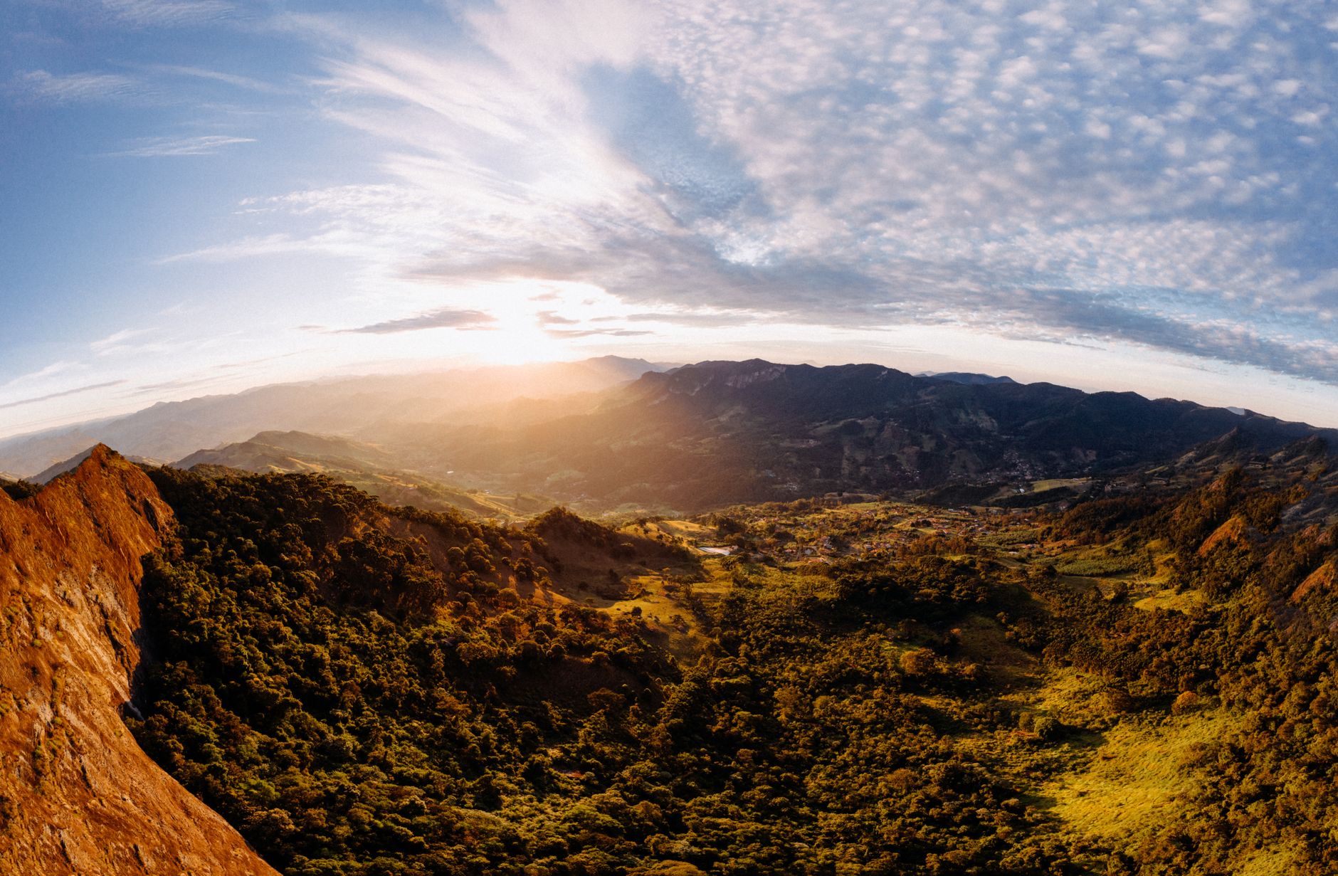 ECUADOR — AVENUE OF THE VOLCANOES — oplev BondTours