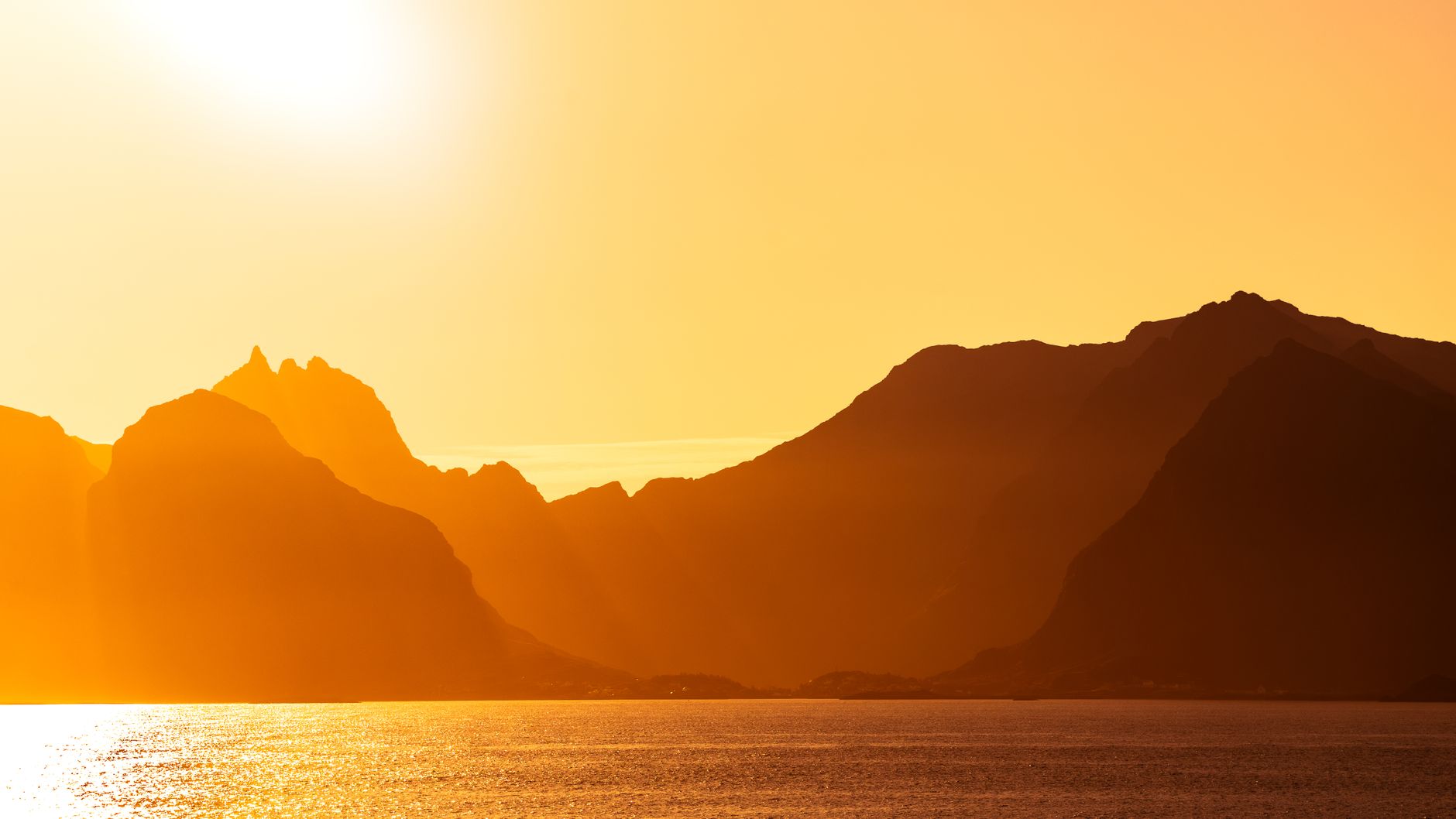 NORGE — LOFOTEN UNDER MIDNATTSSOLEN — opplevelse